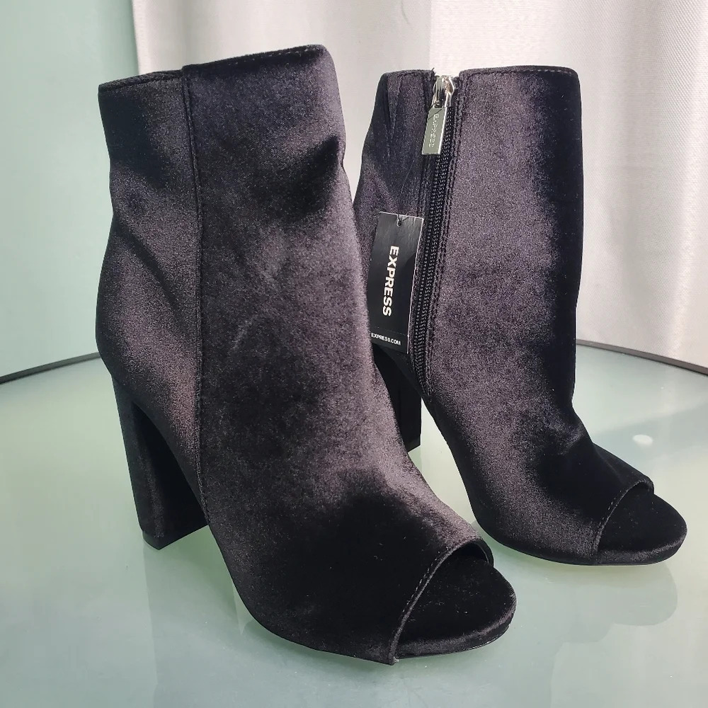 Express Black Faux Suede Peep-Toe Chunky Mid Heel Booties Sz 6 - Picture 7 of 7